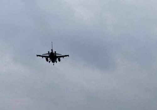 Na Slovensku pristáli ďalšie dve stíhačky F-16, už ich máme „doma“ päť – VIDEO