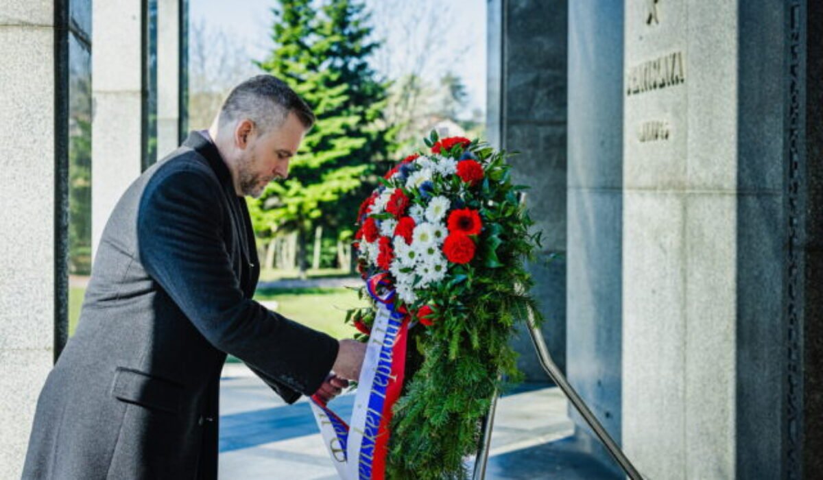 Pellegrini si na Slavíne pripomenul oslobodenie Bratislavy, občanov vyzval na boj proti ideológiám zla a úctu k histórii – FOTO