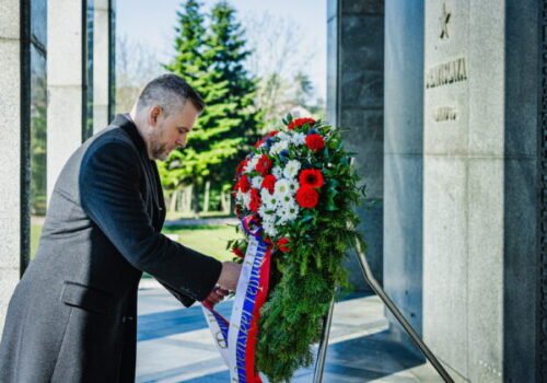 Pellegrini si na Slavíne pripomenul oslobodenie Bratislavy, občanov vyzval na boj proti ideológiám zla a úctu k histórii – FOTO