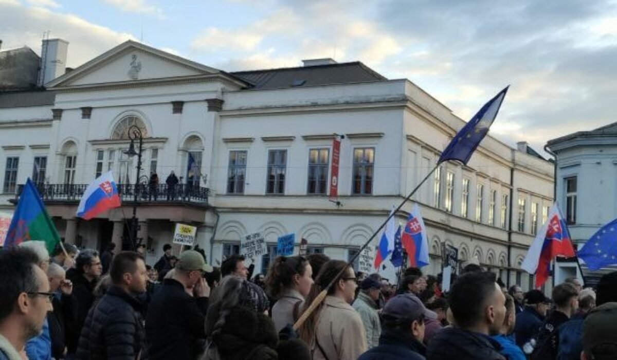 Košičania opäť protestovali. My sme vaša nočná mora, vyhlásila slamerka – VIDEO, FOTO