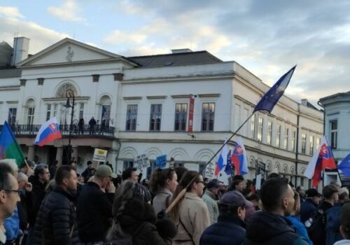 Košičania opäť protestovali. My sme vaša nočná mora, vyhlásila slamerka – VIDEO, FOTO