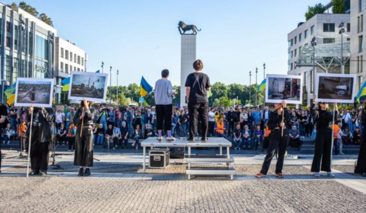 Na proteste Netreba nám Netrebko sa zišlo niekoľko stoviek ľudí. Odmietli koncert speváčky, ktorá podporovala Putina – VIDEO