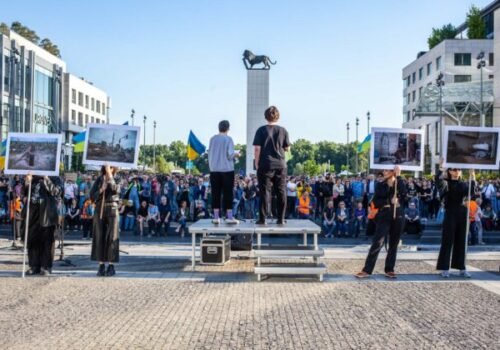 Na proteste Netreba nám Netrebko sa zišlo niekoľko stoviek ľudí. Odmietli koncert speváčky, ktorá podporovala Putina – VIDEO