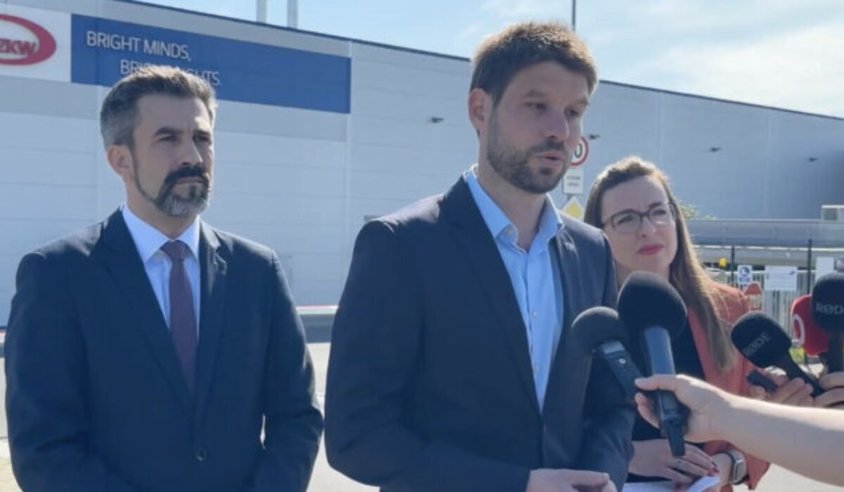 Fico v nej odrobil zmenu, dnes fabrika prepúšťa. Za každé stratené miesto nesie podľa PS zodpovednosť premiér – VIDEO