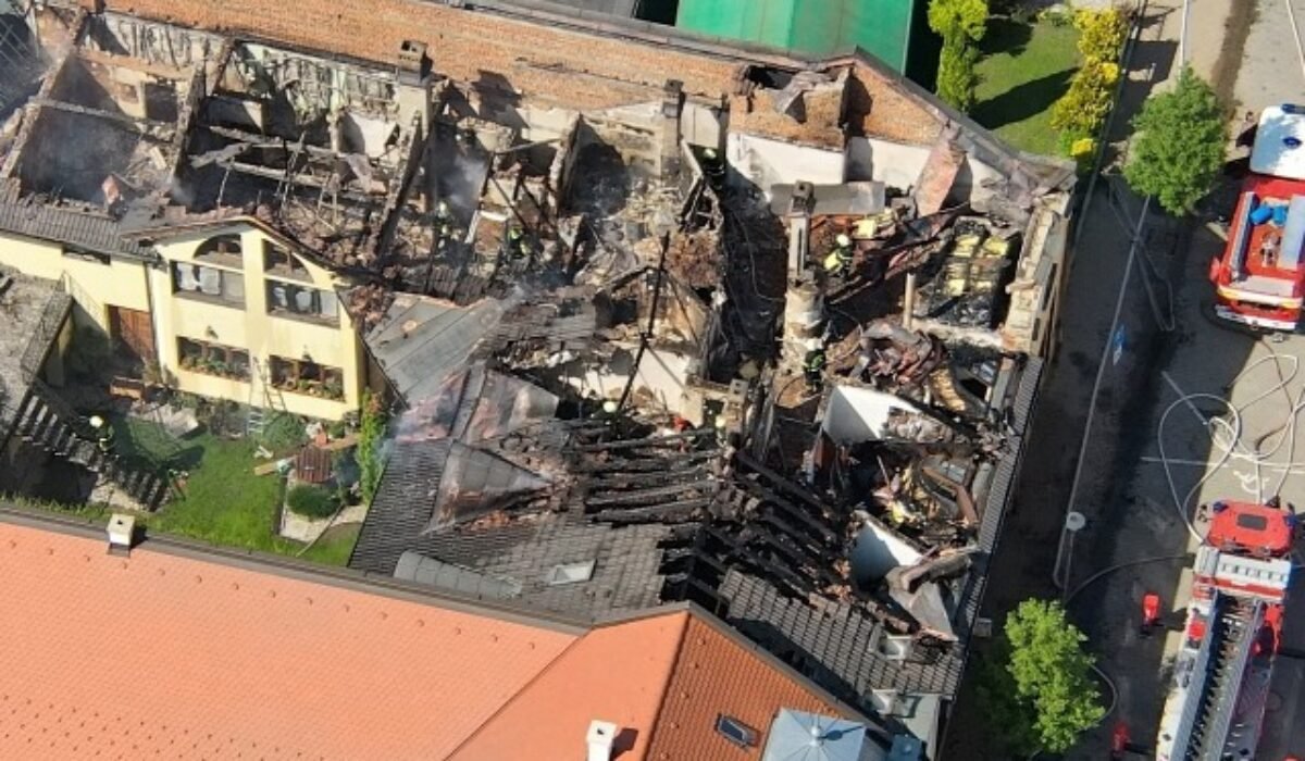 Požiar štyroch rodinných domov v Lučenci spôsobil škodu 700-tisíc eur, zasahovali desiatky hasičov – FOTO