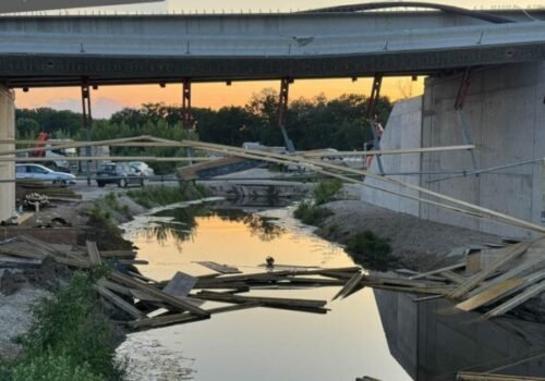 Pracovný deň sa zmenil na boj o život, v Chorvátskom Grobe sa zrútila časť mosta aj s robotníkmi – FOTO
