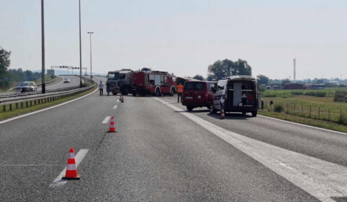 Zrážku autobusu s autom v Chorvátsku neprežili dvaja ľudia, 31 sa zranilo