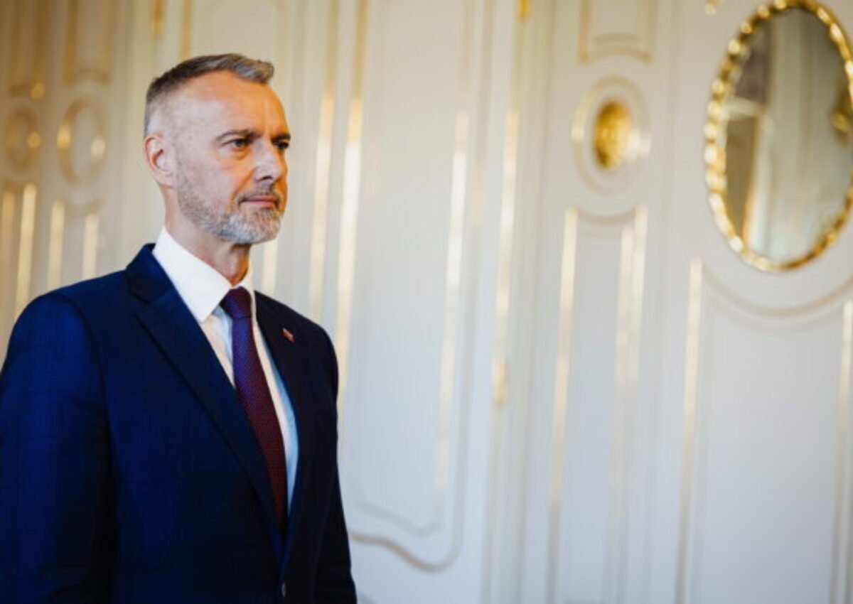 Raši prijal na Bratislavskom hrade veľvyslancov krajín V4, odovzdal im pamätné plakety – VIDEO