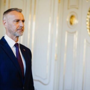 Raši prijal na Bratislavskom hrade veľvyslancov krajín V4, odovzdal im pamätné plakety – VIDEO