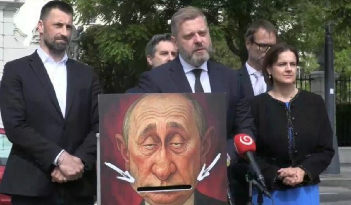 Fico robí tajtrlíka ruskej propagande, SaS vyzbierala vyše tisíc odkazov Putinovi – VIDEO