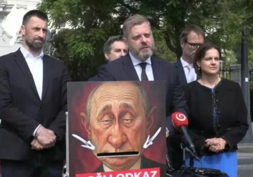 Fico robí tajtrlíka ruskej propagande, SaS vyzbierala vyše tisíc odkazov Putinovi – VIDEO