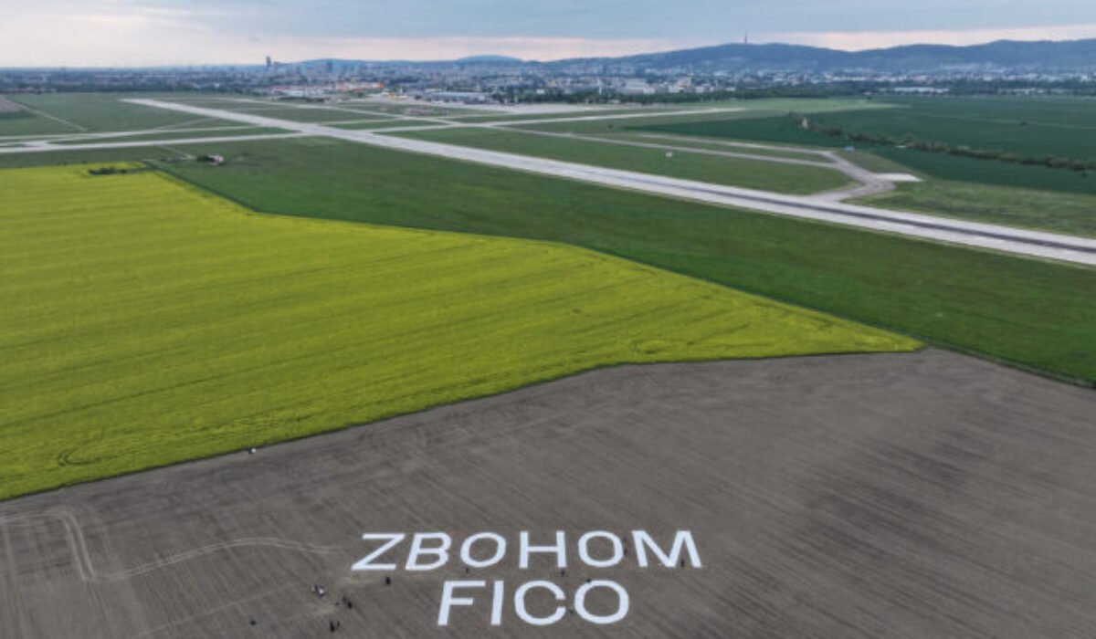 Je viditeľný aj z lietadla: 70-metrový nápis ZBOHOM FICO odkazuje premiérovi, že občania s jeho cestou nesúhlasia – FOTO