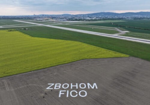 Je viditeľný aj z lietadla: 70-metrový nápis ZBOHOM FICO odkazuje premiérovi, že občania s jeho cestou nesúhlasia – FOTO
