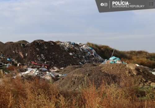 Muž pri Senci nelegálne zakopal viac ako 19-tísic ton odpadu, teraz mu hrozí až 5 rokov väzenia – FOTO