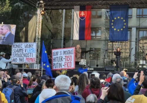 Súčasná vláda nereprezentuje Slovensko, iniciatíva Mier Ukrajine nateraz končí s organizovaním zhromaždení