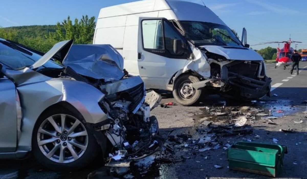 Pri Kozárovciach sa stala vážna dopravná nehoda, zasahovali leteckí záchranári – FOTO