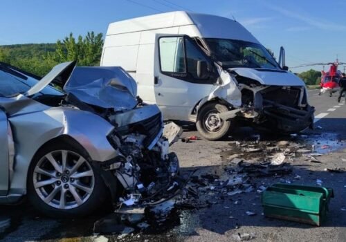 Pri Kozárovciach sa stala vážna dopravná nehoda, zasahovali leteckí záchranári – FOTO