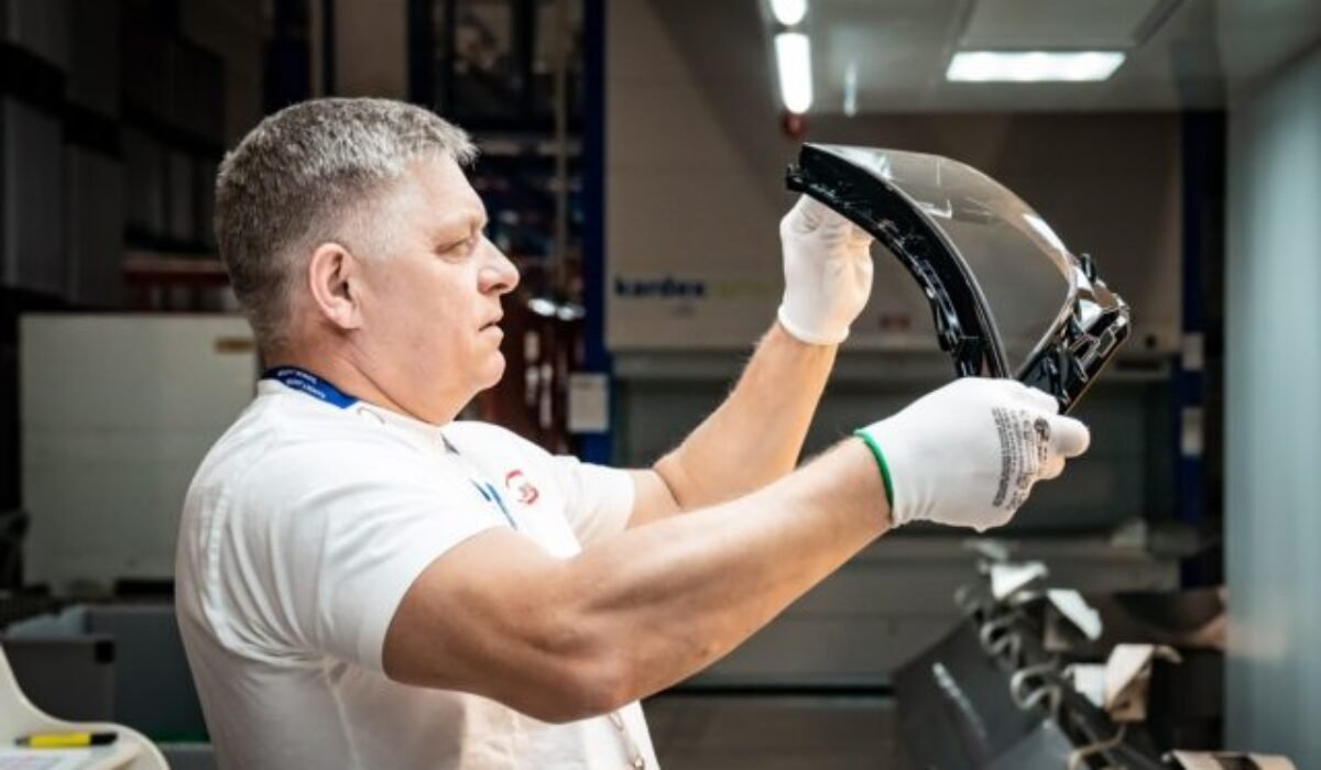 Ficova vláda navrhuje zmeny v zákone o skrátenej práci, očakáva problémy v automobilovom priemysle