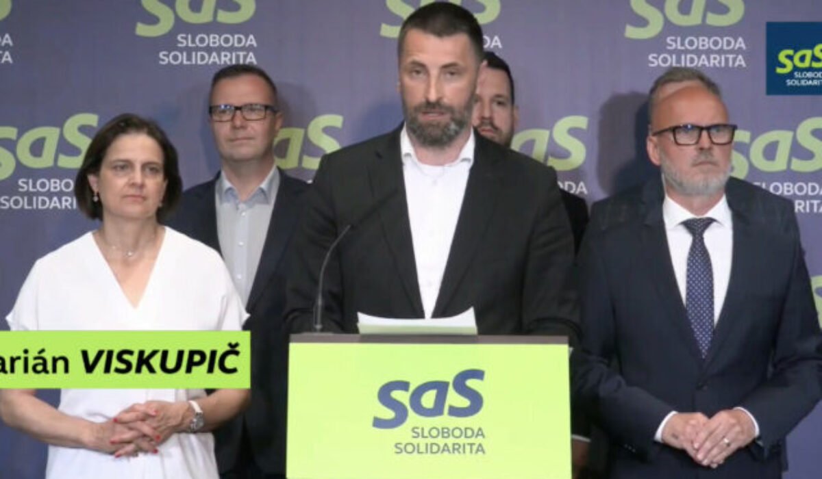Štát nevie, koľko počítačov potrebuje. Liberáli kritizujú Šutaja Eštoka pre predražený tender – VIDEO