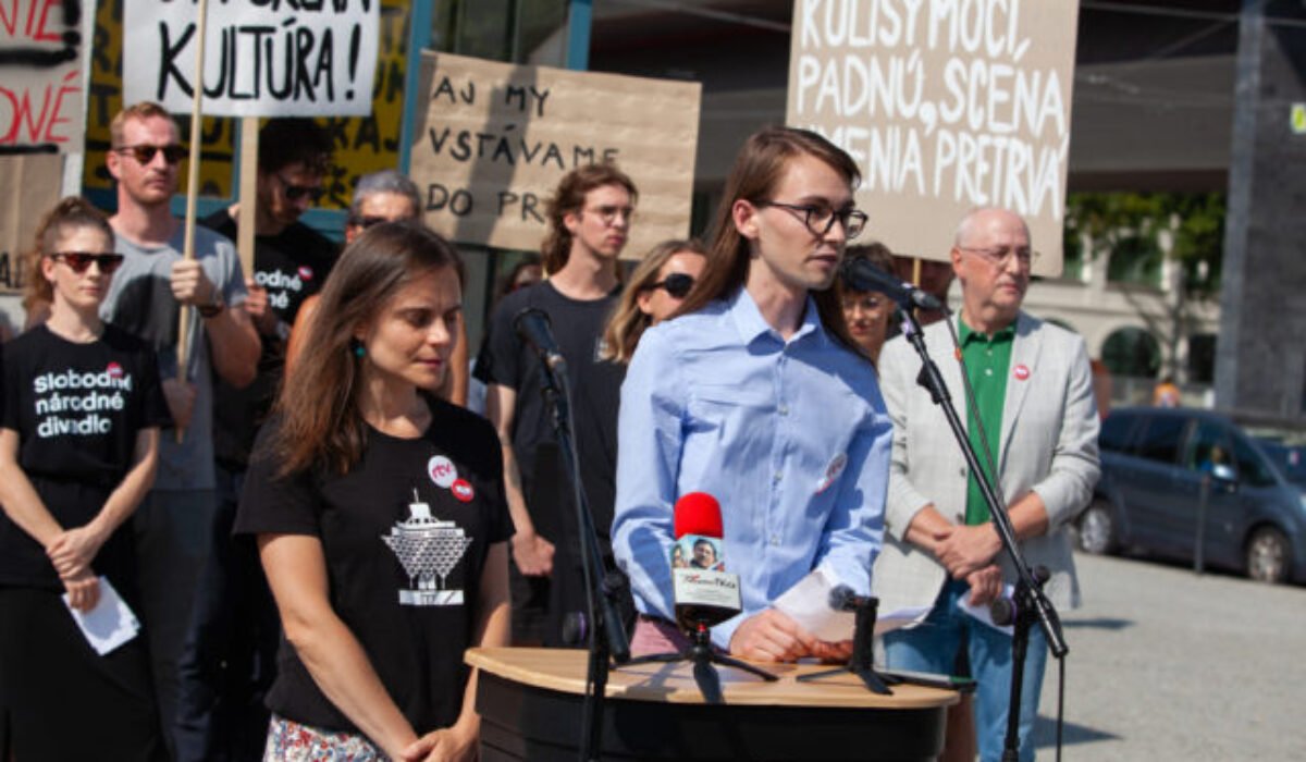 Študenti protestujú pred STVR, prenos z výberového konania na generálneho riaditeľa počúvajú na rozkladacích stoličkách
