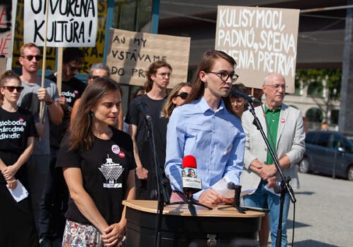 Študenti protestujú pred STVR, prenos z výberového konania na generálneho riaditeľa počúvajú na rozkladacích stoličkách