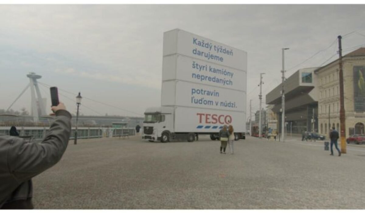 Tesco každý týždeň daruje 110 ton potravín. Upozorňuje na to netradičným spôsobom – obrovskými kamiónmi v centrách miest
