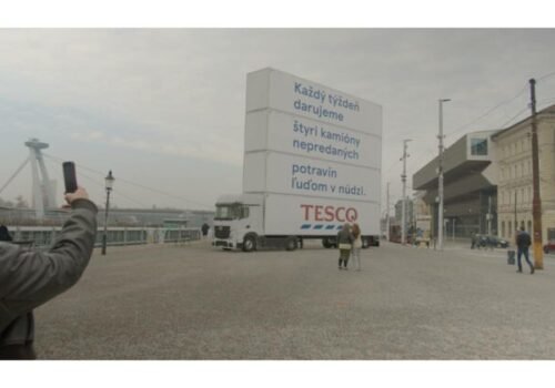 Tesco každý týždeň daruje 110 ton potravín. Upozorňuje na to netradičným spôsobom – obrovskými kamiónmi v centrách miest