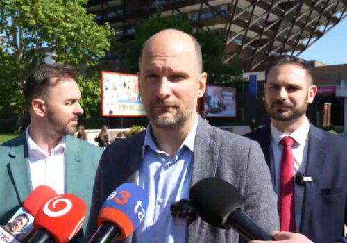 Opozícia kritizuje voľbu generálneho riaditeľa STVR, podľa Grendela ide o obyčajnú frašku – VIDEO