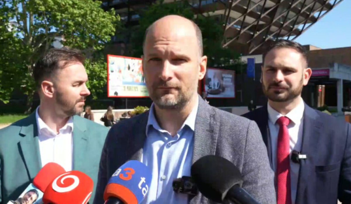 Opozícia kritizuje voľbu generálneho riaditeľa STVR, podľa Grendela ide o obyčajnú frašku – VIDEO