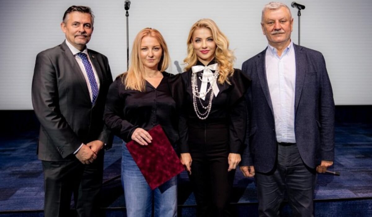 Flašíková si oficiálne prebrala menovací dekrét, Slanina novej šéfke STVR pogratuloval