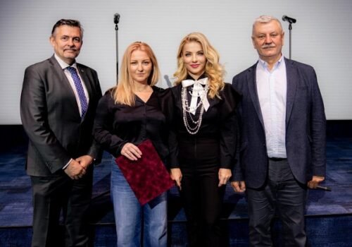 Flašíková si oficiálne prebrala menovací dekrét, Slanina novej šéfke STVR pogratuloval