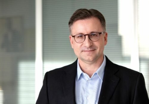 Umelej inteligencii dôveruje len tretina Slovákov, mení však spôsob, akým pracujeme