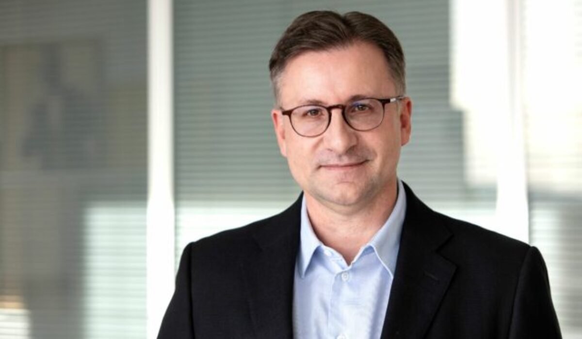 Umelej inteligencii dôveruje len tretina Slovákov, mení však spôsob, akým pracujeme