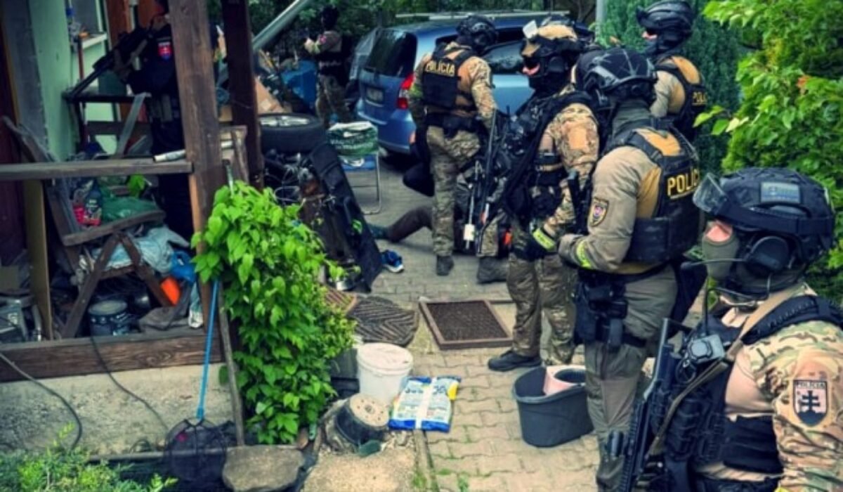 Incident v priestoroch univerzity v Bratislave: Polícia zadržala 46-ročného muža – FOTO