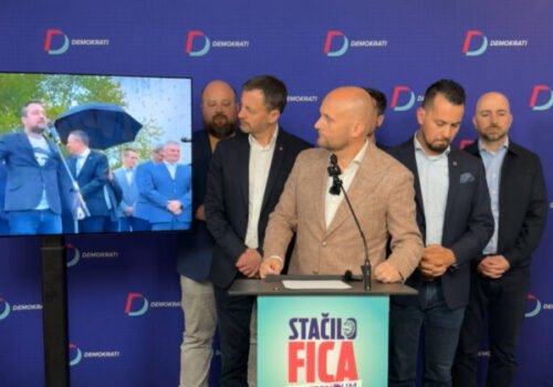 Demokrati odmietajú zaťahovanie strany do atentátu na Fica, podľa nich ide o prekrývanie skutočných problémov – VIDEO, FOTO