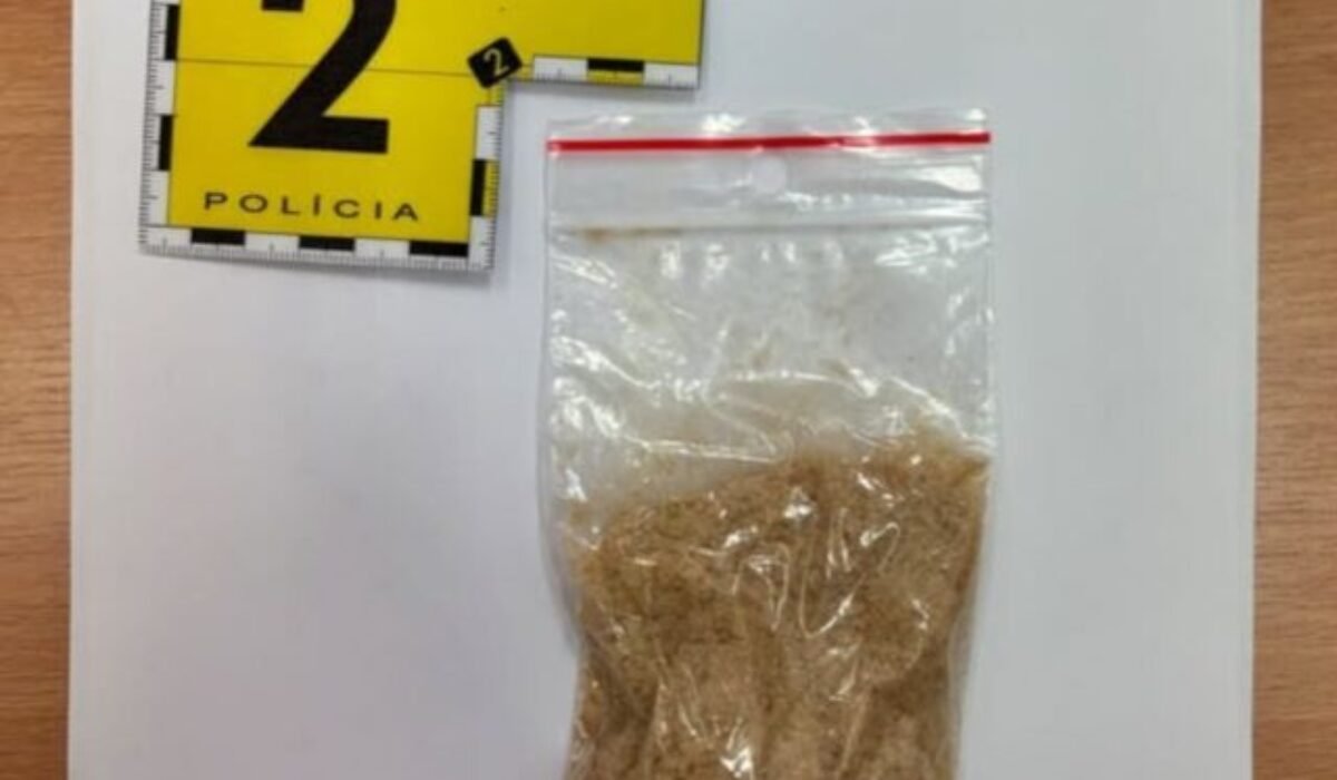 Trnavskí kriminalisti zadržali dvoch dílerov pervitínu, jeden už bol v minulosti za drogy odsúdený – FOTO
