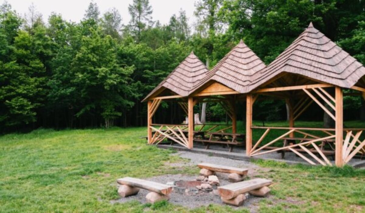 Americká lúka v bratislavskom lesoparku má nové grilovacie altánky, stoly aj lavice – FOTO