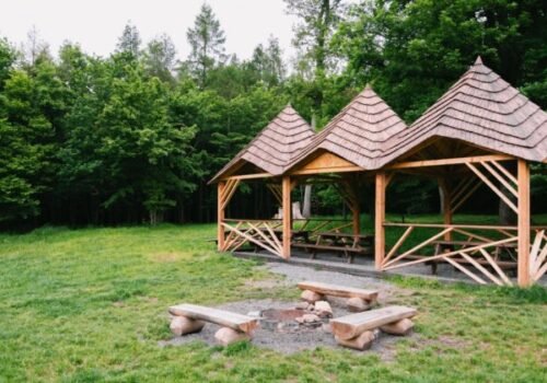 Americká lúka v bratislavskom lesoparku má nové grilovacie altánky, stoly aj lavice – FOTO