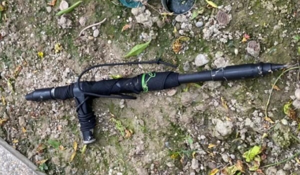 Muž sa na bratislavskej univerzite vyhrážal zamestnancovi, mal pri sebe predmet pripomínajúci strelnú zbraň – FOTO