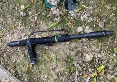 Muž sa na bratislavskej univerzite vyhrážal zamestnancovi, mal pri sebe predmet pripomínajúci strelnú zbraň – FOTO