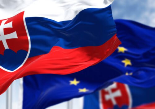 Slováci podporujú členstvo v Únii, NATO aj viac výdavkov na obranu, krajinu by však väčšina nebránila