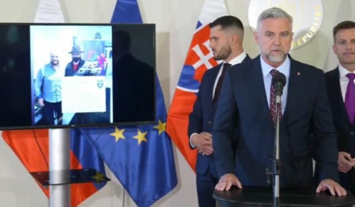 Smer-SD spája nenávisť k Ficovi so stranou Demokrati, Gašpar poukázal na video z protestu – VIDEO