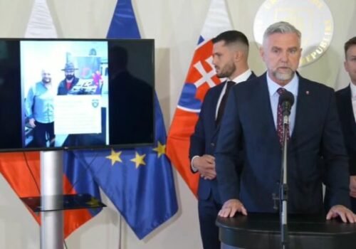 Smer-SD spája nenávisť k Ficovi so stranou Demokrati, Gašpar poukázal na video z protestu – VIDEO