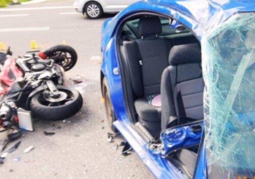 Osobné auto nedalo prednosť motocyklu, nehoda si vyžiadala ťažko zranených – FOTO