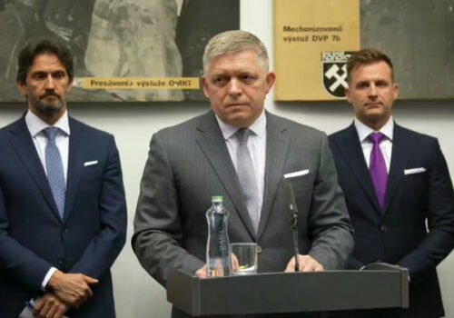 Bezpečnostné zložky potvrdili možnosť ďalšieho útoku na ústavného činiteľa, podľa Fica sme milimeter od tragédie – VIDEO