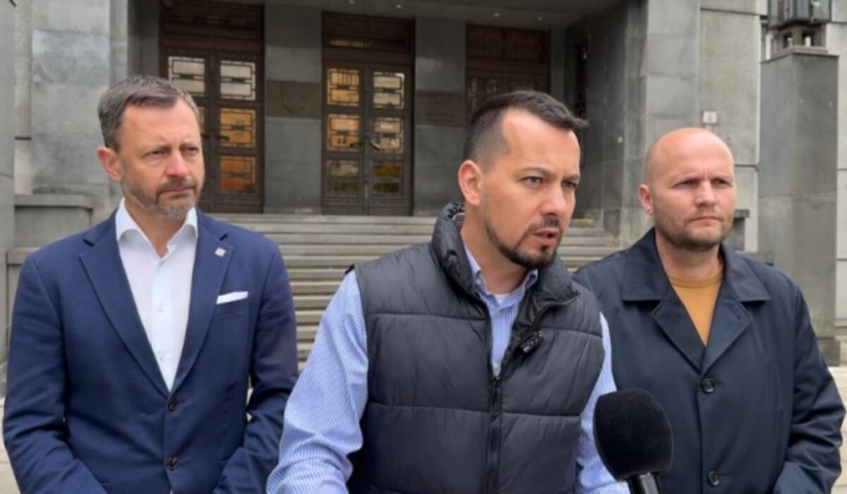 Laťákovi obvinenie nedoručili. Polícia je pod vedením Šutaja Eštoka zneužívaná na politický boj, tvrdí Šeliga – VIDEO