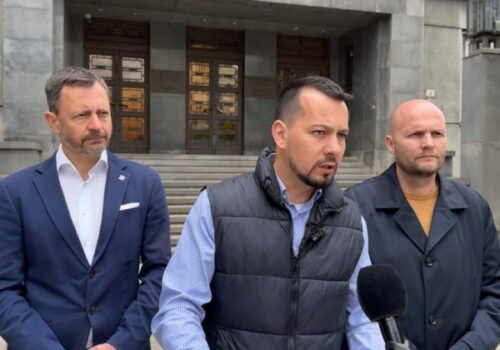 Laťákovi obvinenie nedoručili. Polícia je pod vedením Šutaja Eštoka zneužívaná na politický boj, tvrdí Šeliga – VIDEO
