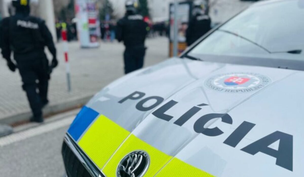 Polícia vyslobodila dieťa z rozhorúčeného auta, kľúč ostal nedopatrením vo vnútri vozidla