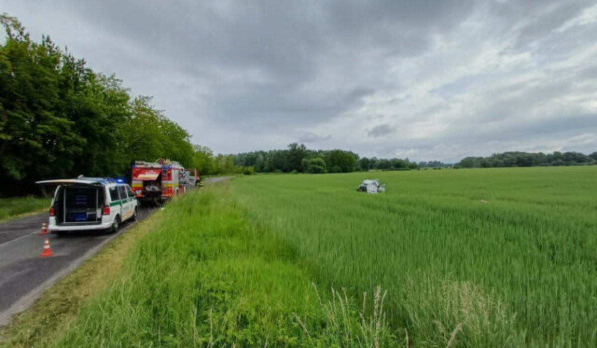 Tragédia pri Malých Levároch, len 19-ročný vodič zahynul po náraze do stromu – FOTO