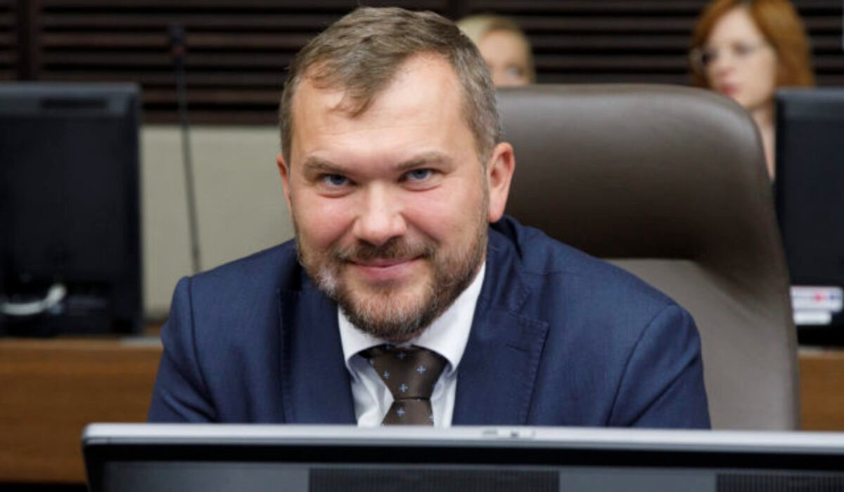 KDH je ochotné podporiť zmeny v ústave, no trvá na dohodnutom znení. Podľa Karasa odmieta akékoľvek prílepky